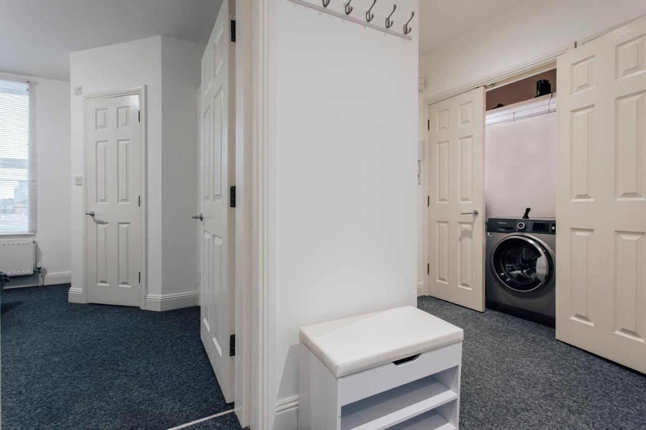 Modern Two Bedroom Apartment - Prime Location - Family - Business - Short Breaks Getaway *