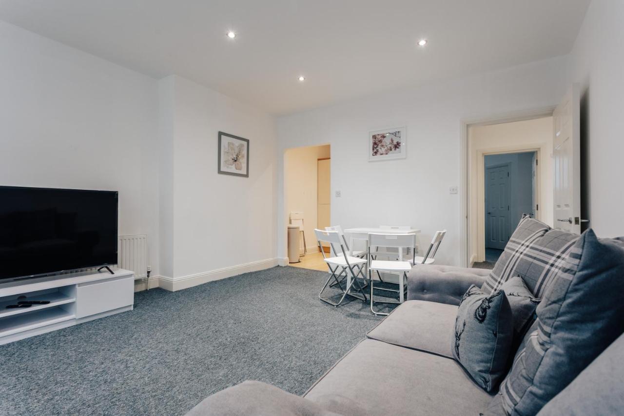 Modern Two Bedroom Apartment - Prime Location - Family - Business - Short Breaks Getaway Apartment