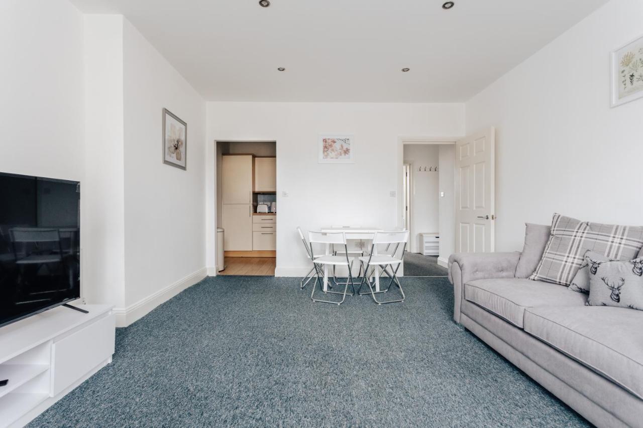 Modern Two Bedroom Apartment - Prime Location - Family - Business - Short Breaks Getaway * Bournemouth