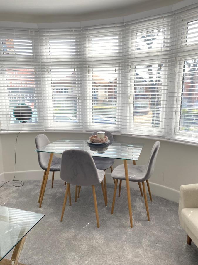 Coastal Breeze - Beautiful Two Bedroom With Free Parking Near Local Beaches * Bournemouth