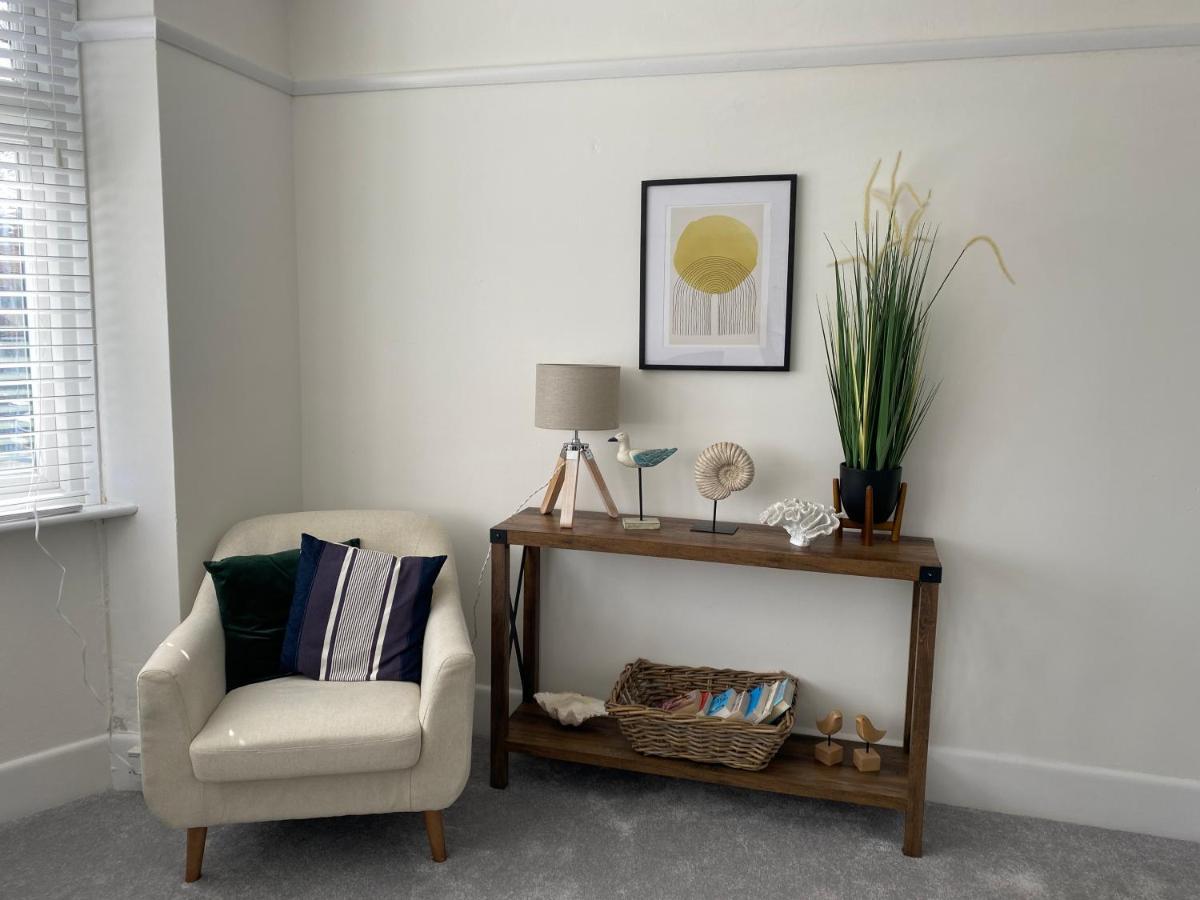 Apartment Coastal Breeze - Beautiful Two Bedroom With Free Parking Near Local Beaches *