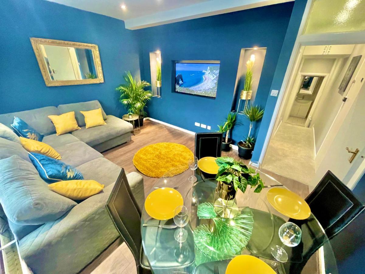 Cozy Two Bedroom - A Stroll From Gardens To - With Parking *