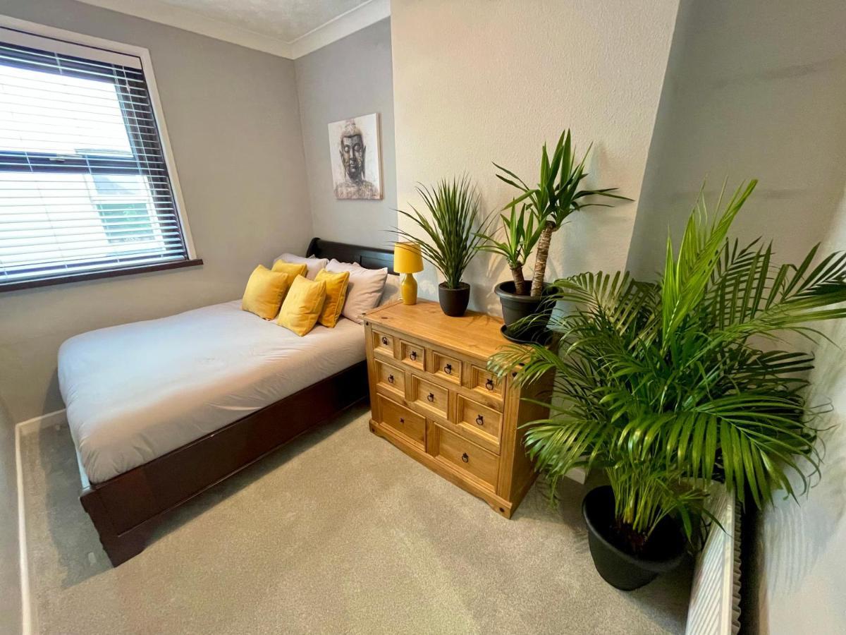 Apartment Cozy Two Bedroom - A Stroll From Gardens To - With Parking