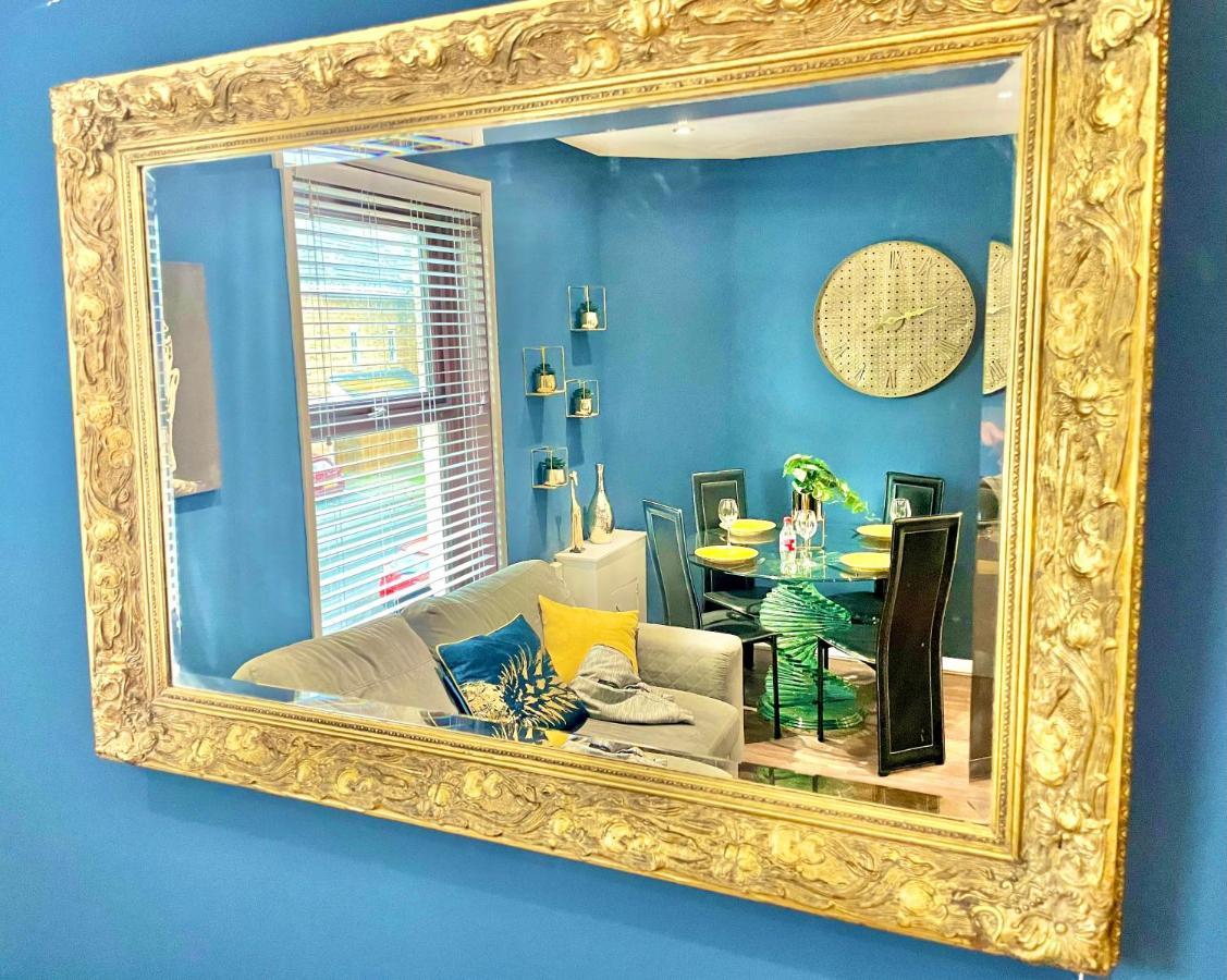 Cozy Two Bedroom - A Stroll From Gardens To - With Parking *