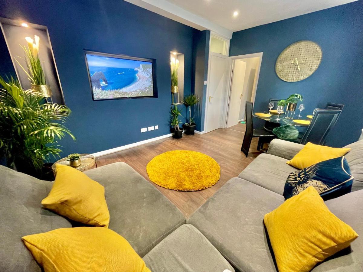 Cozy Two Bedroom - A Stroll From Gardens To - With Parking Apartment Bournemouth