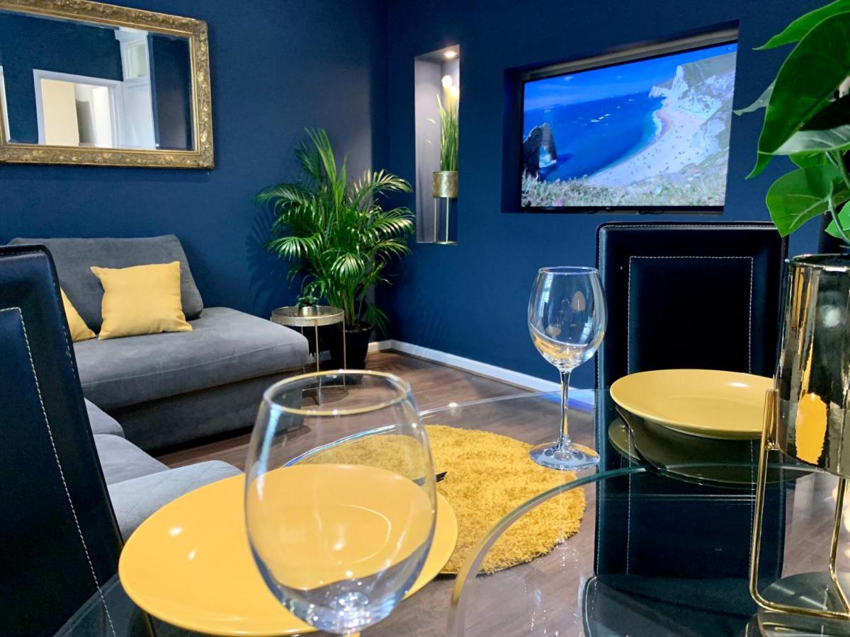 Cozy Two Bedroom - A Stroll From Gardens To - With Parking Apartment Bournemouth