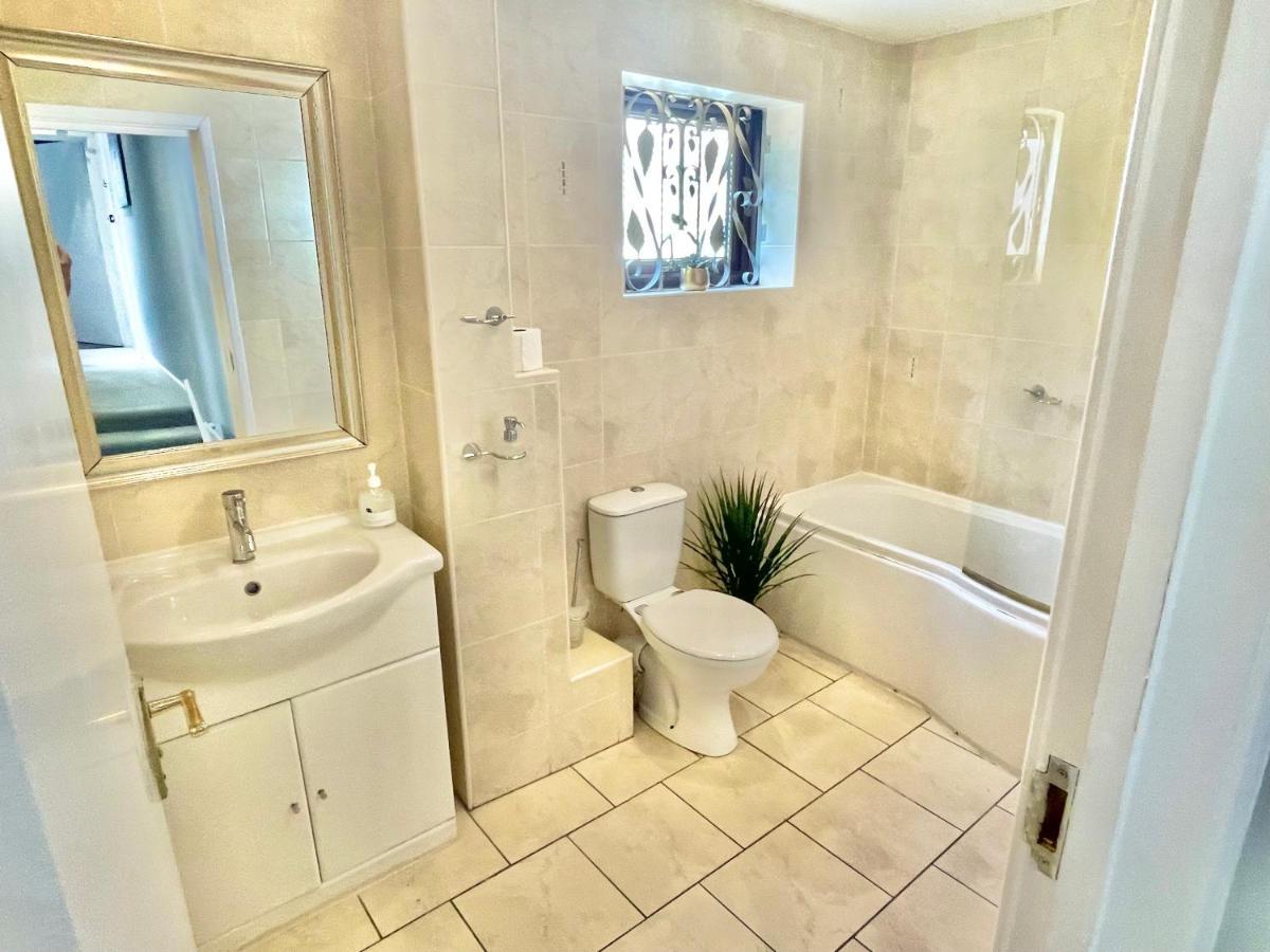 Cozy Two Bedroom - A Stroll From Gardens To - With Parking