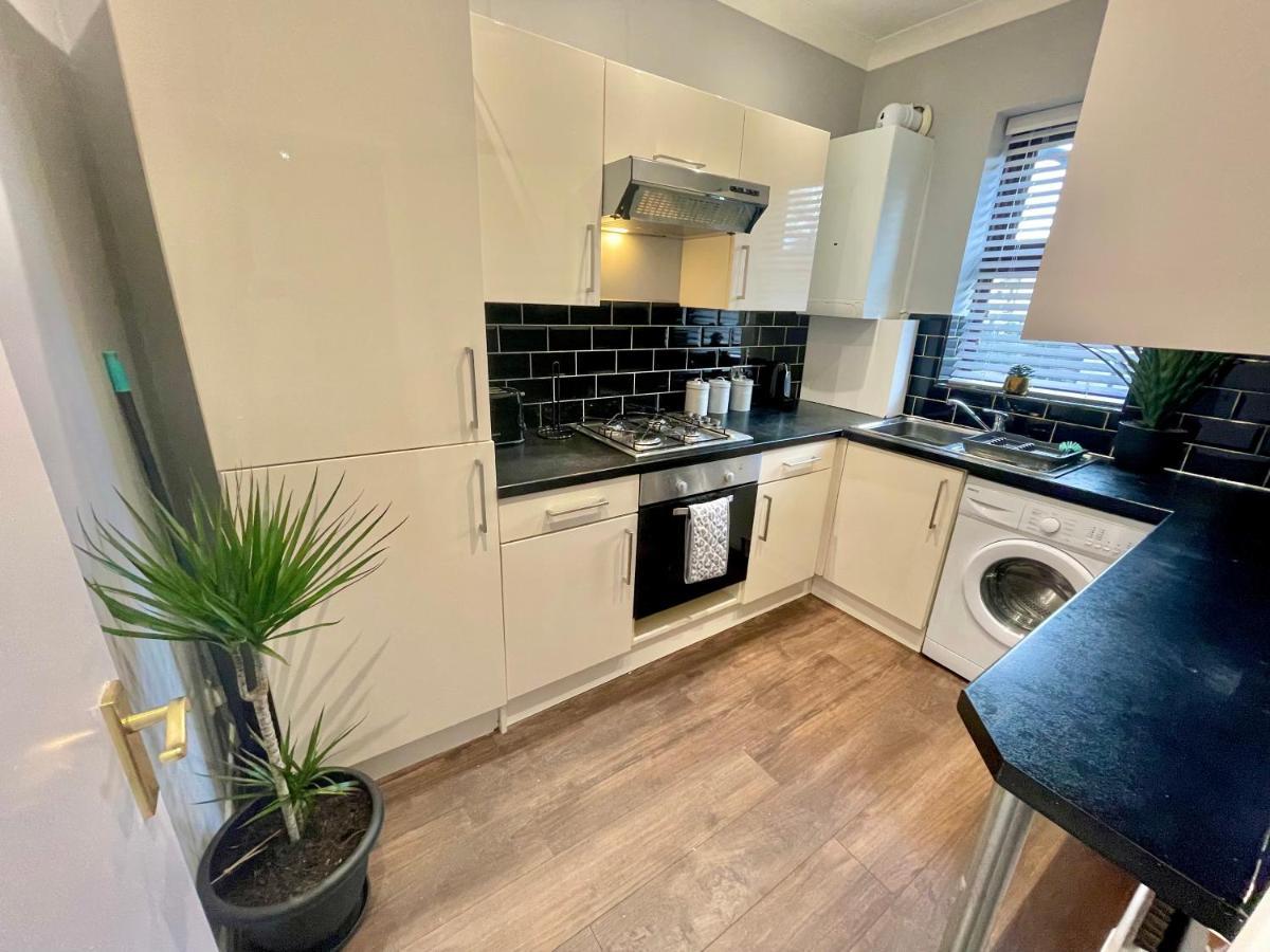 Cozy Two Bedroom - A Stroll From Gardens To - With Parking Apartment *