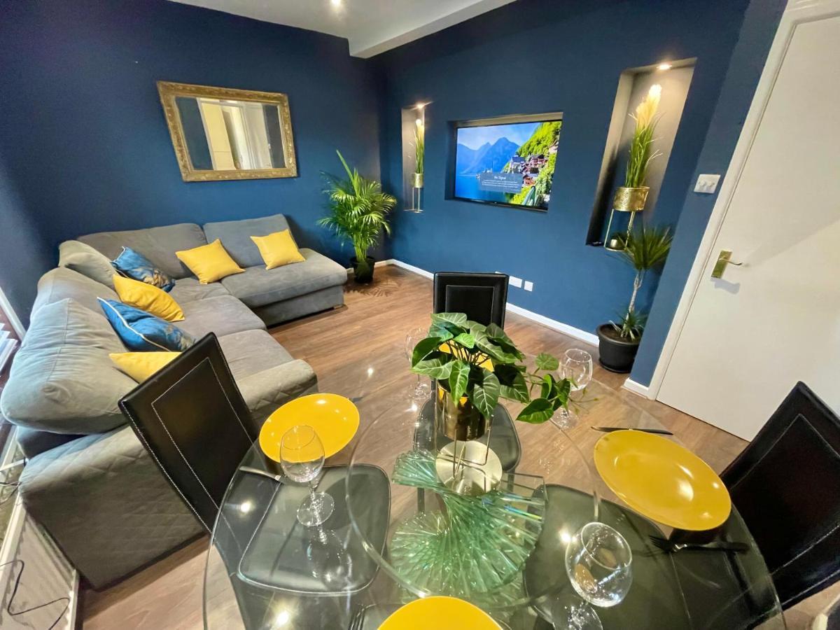 Cozy Two Bedroom - A Stroll From Gardens To - With Parking Apartment *