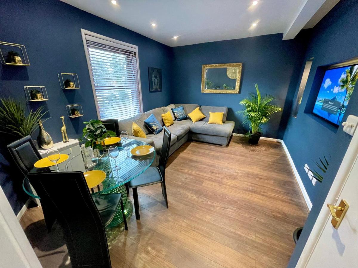 Apartment Cozy Two Bedroom - A Stroll From Gardens To - With Parking