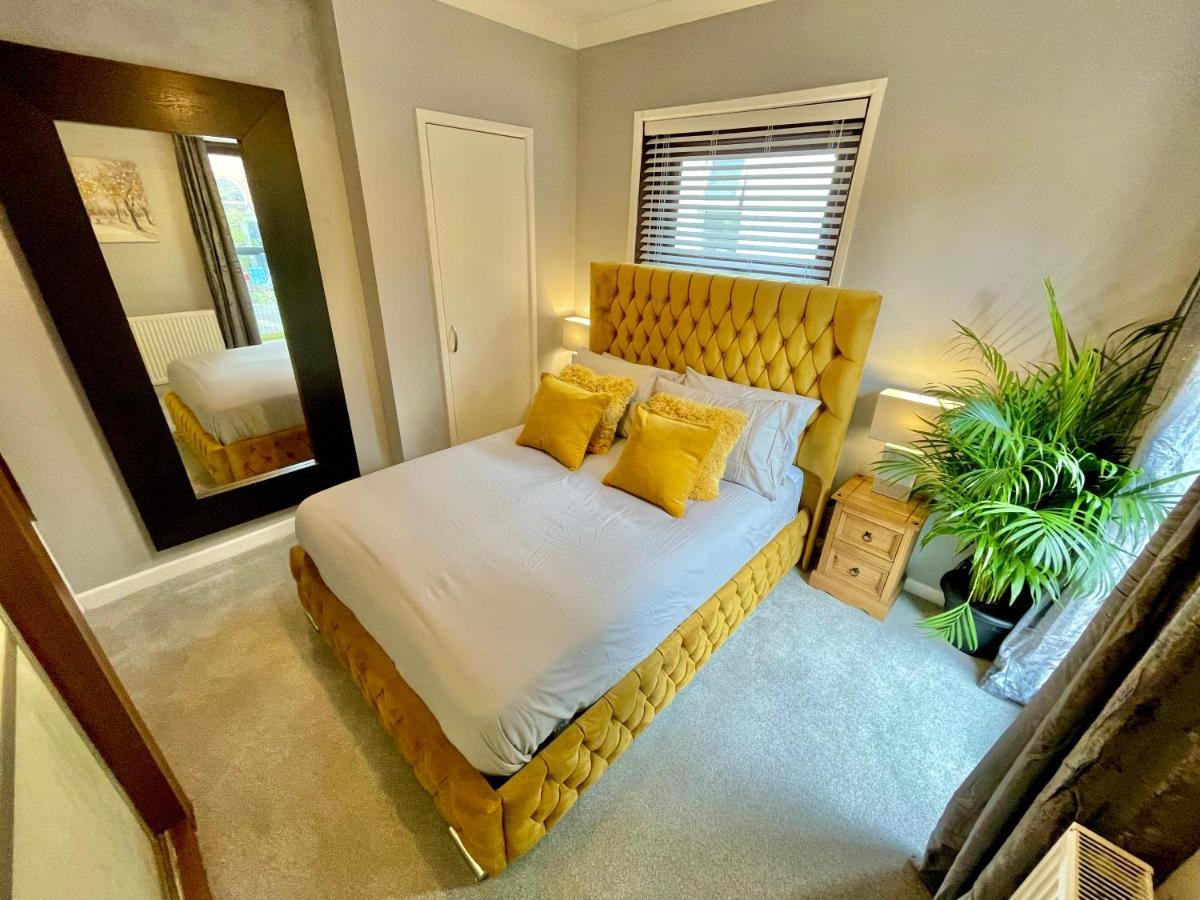 Cozy Two Bedroom - A Stroll From Gardens To - With Parking *