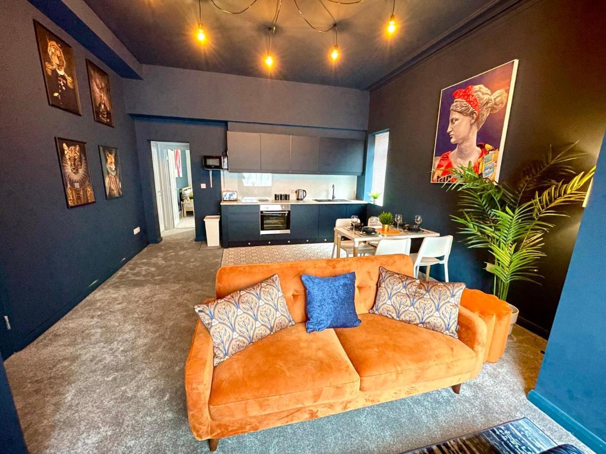 Coastal Charm: Stylish 2-bedroom Near Apartment *