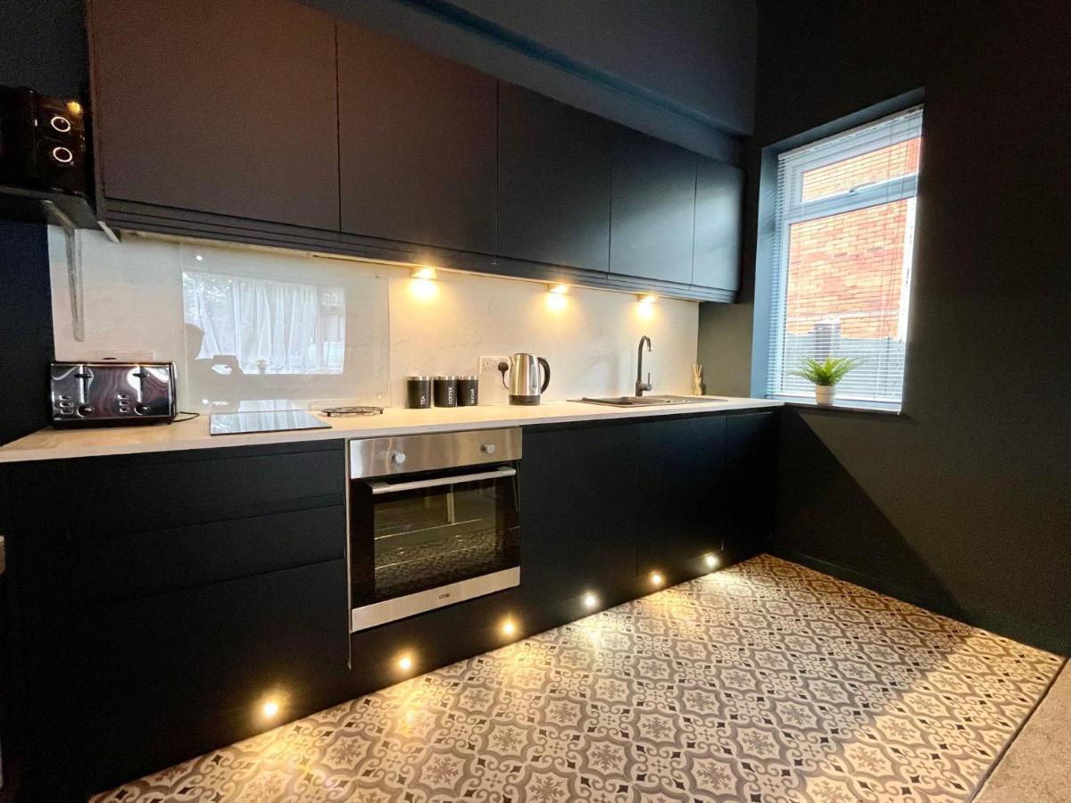 Apartment Coastal Charm: Stylish 2-bedroom Near Bournemouth