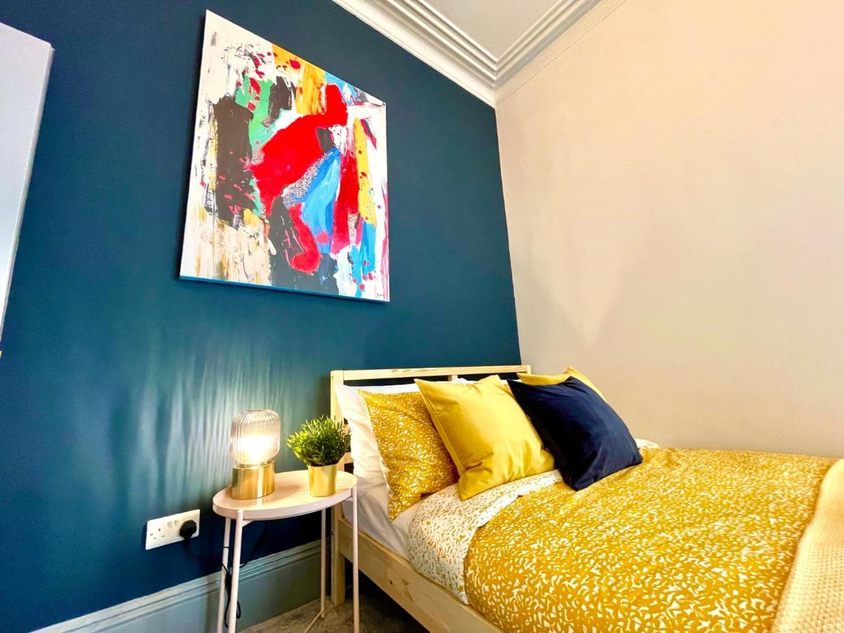 Apartment Coastal Charm: Stylish 2-bedroom Near