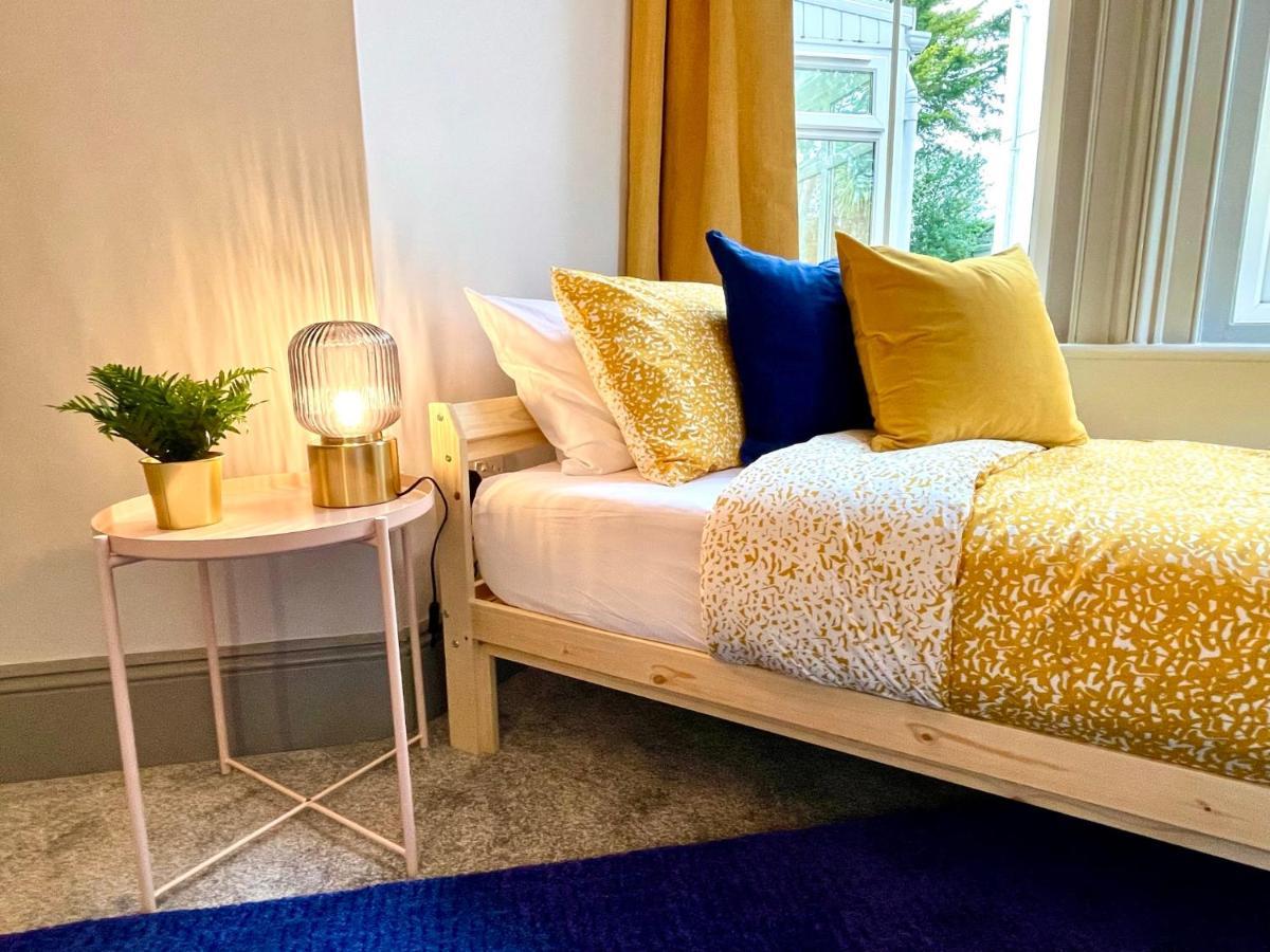 Apartment Coastal Charm: Stylish 2-bedroom Near