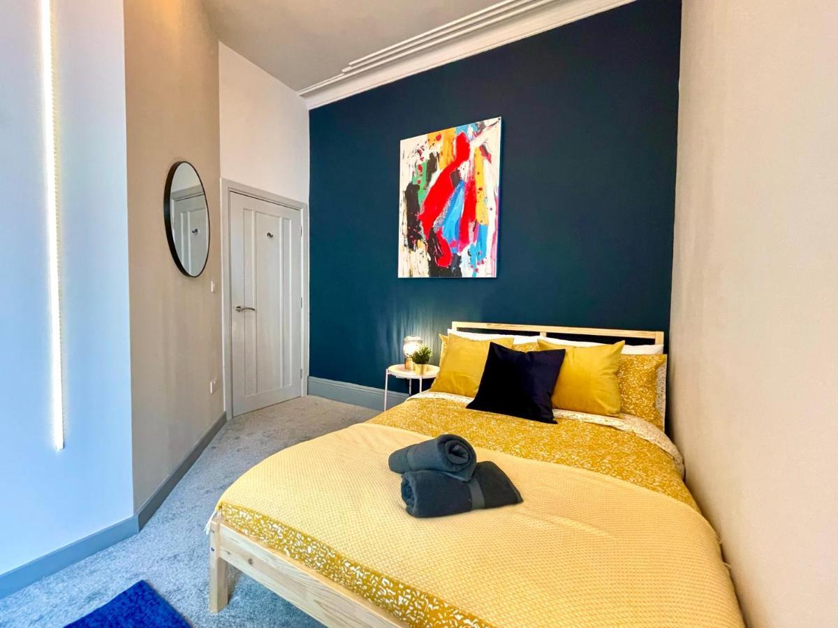 Apartment Coastal Charm: Stylish 2-bedroom Near