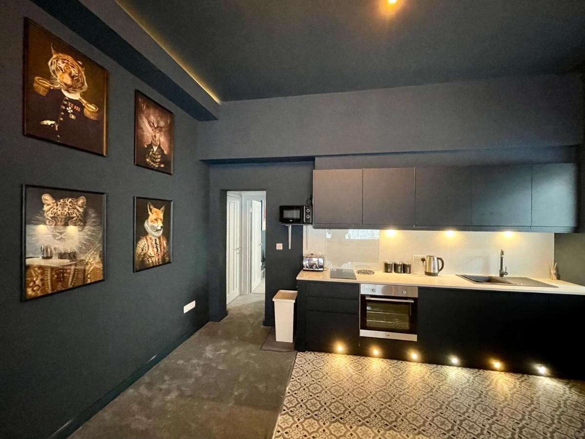 Apartment Coastal Charm: Stylish 2-bedroom Near *