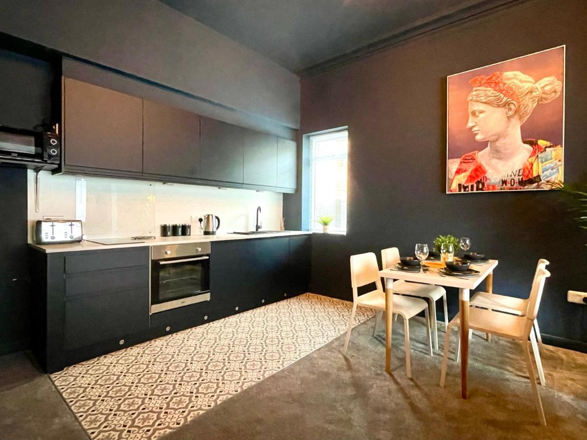 Apartment Coastal Charm: Stylish 2-bedroom Near Bournemouth