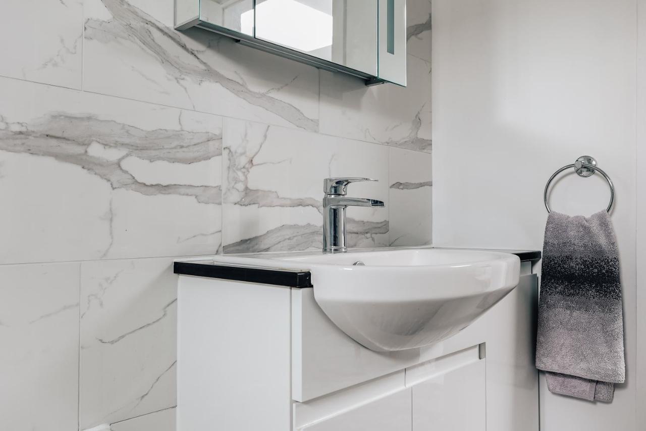 Coastal Haven: Southbourne's Two-bedroom Retreat Apartment