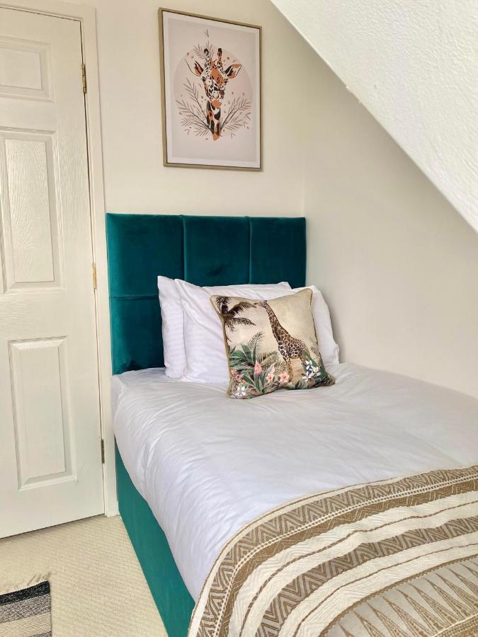 Central Four-storey Townhouse With Free Parking