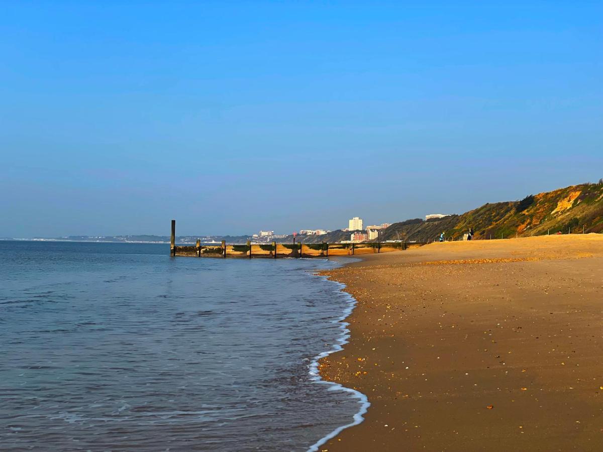 Coastal Haven: Southbourne's Two-bedroom Retreat Apartment *