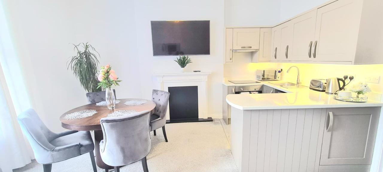 Spacious 3 Bed Flat Near The Sea With Parking Apartment