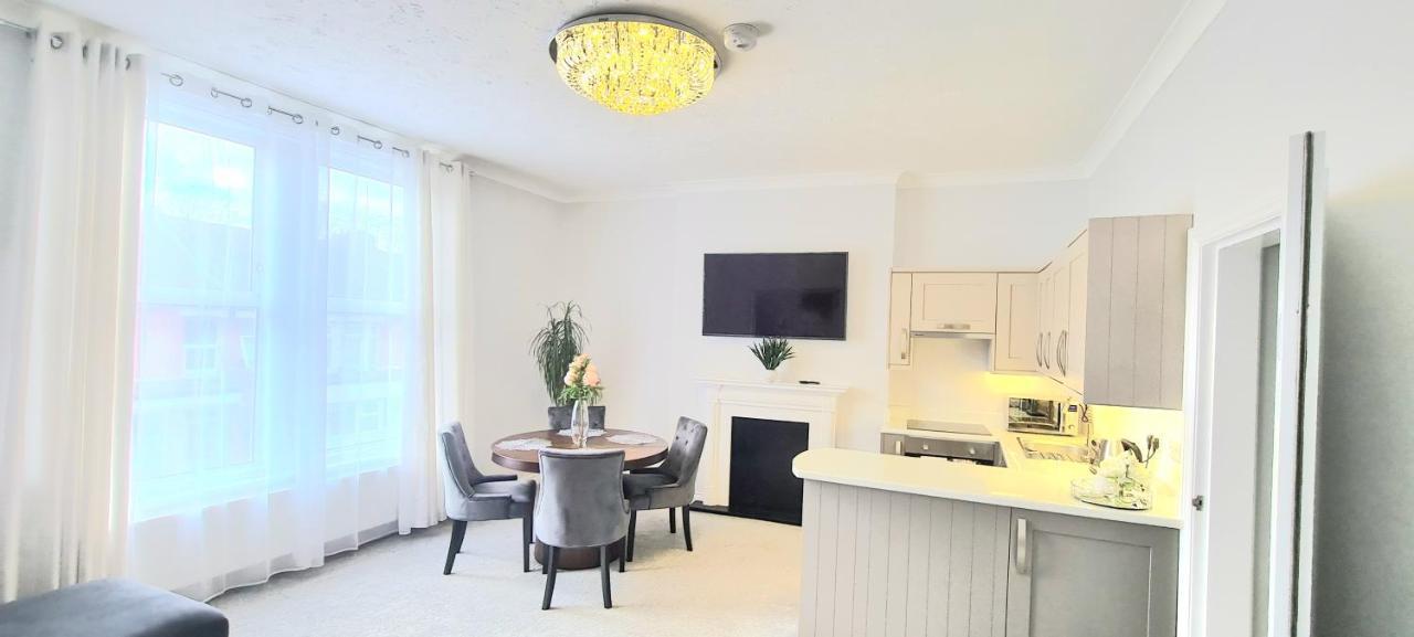 Spacious 3 Bed Flat Near The Sea With Parking Apartment