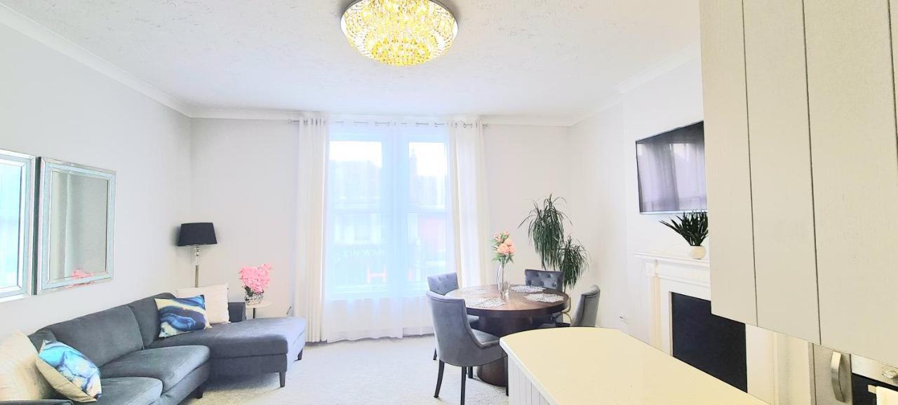 Spacious 3 Bed Flat Near The Sea With Parking