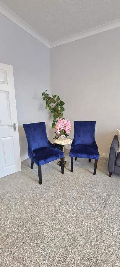 Spacious 3 Bed Flat Near The Sea With Parking *