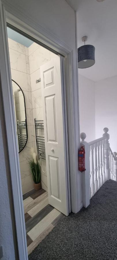 5-bedroom Kings House With Garden L Spacious L Close To The Centre L Shops L Restaurants Holiday home Bournemouth
