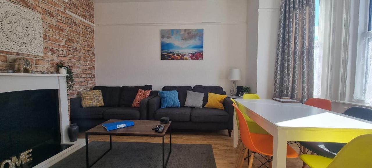 5-bedroom Kings House With Garden L Spacious L Close To The Centre L Shops L Restaurants Holiday home *