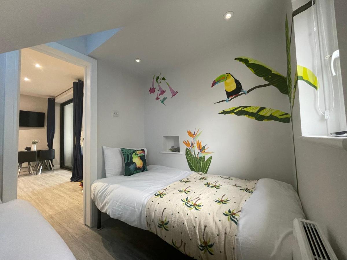 Coastline Retreats: Jungle-themed Seafront Garden Apartment *