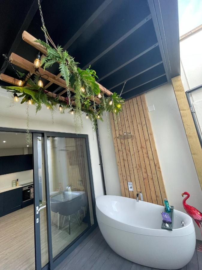 Coastline Retreats: Jungle-themed Seafront Garden Apartment *