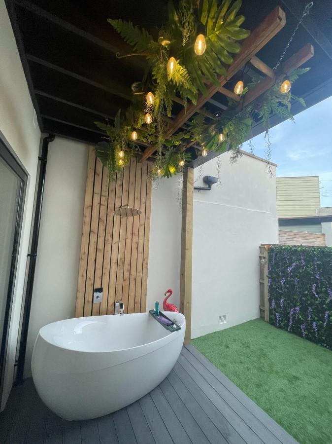 Apartment Coastline Retreats: Jungle-themed Seafront Garden Bournemouth