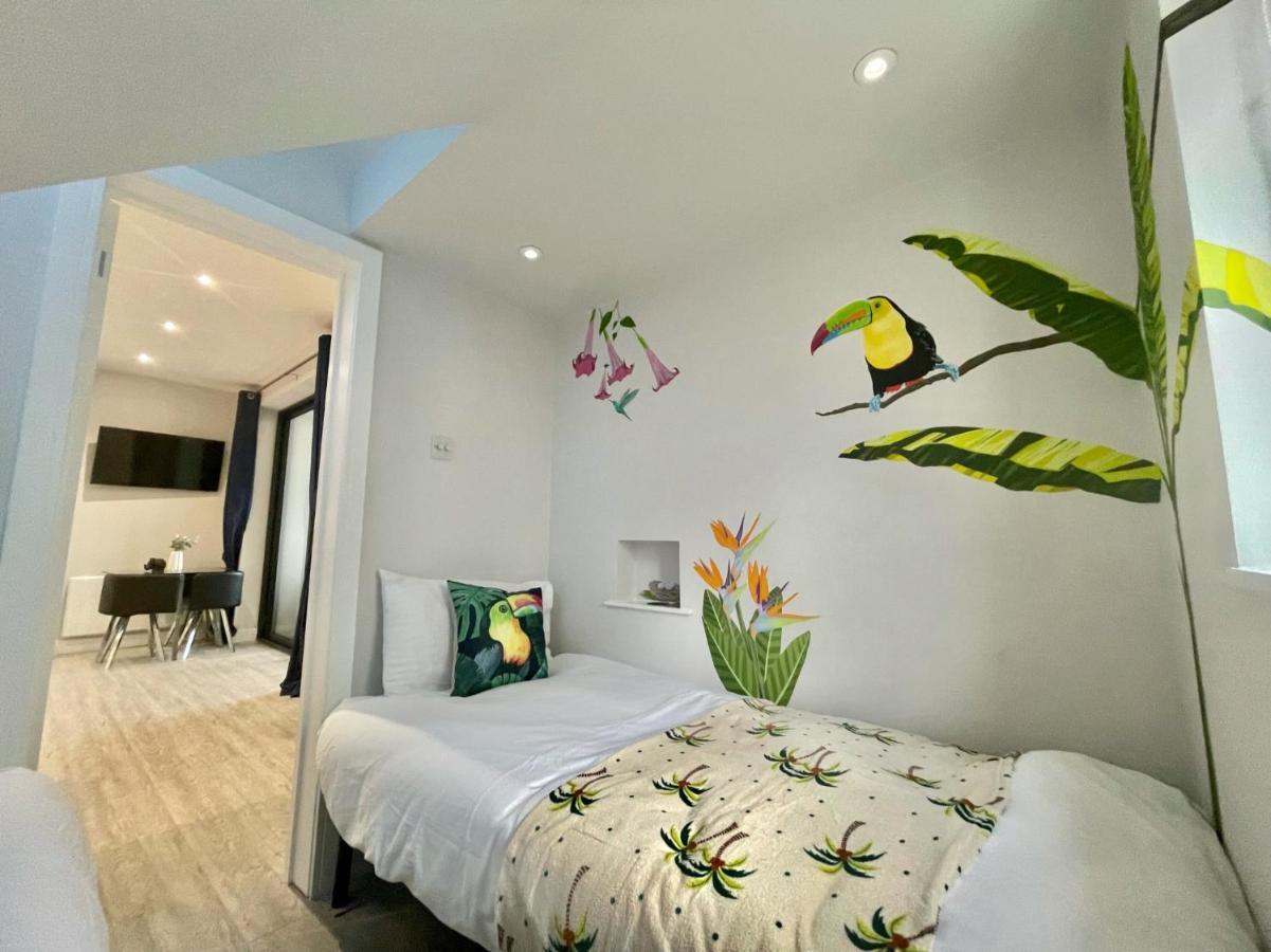 Apartment Coastline Retreats: Jungle-themed Seafront Garden *