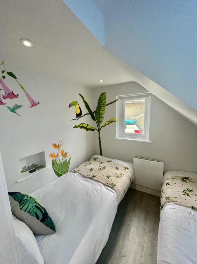 Coastline Retreats: Jungle-themed Seafront Garden Bournemouth
