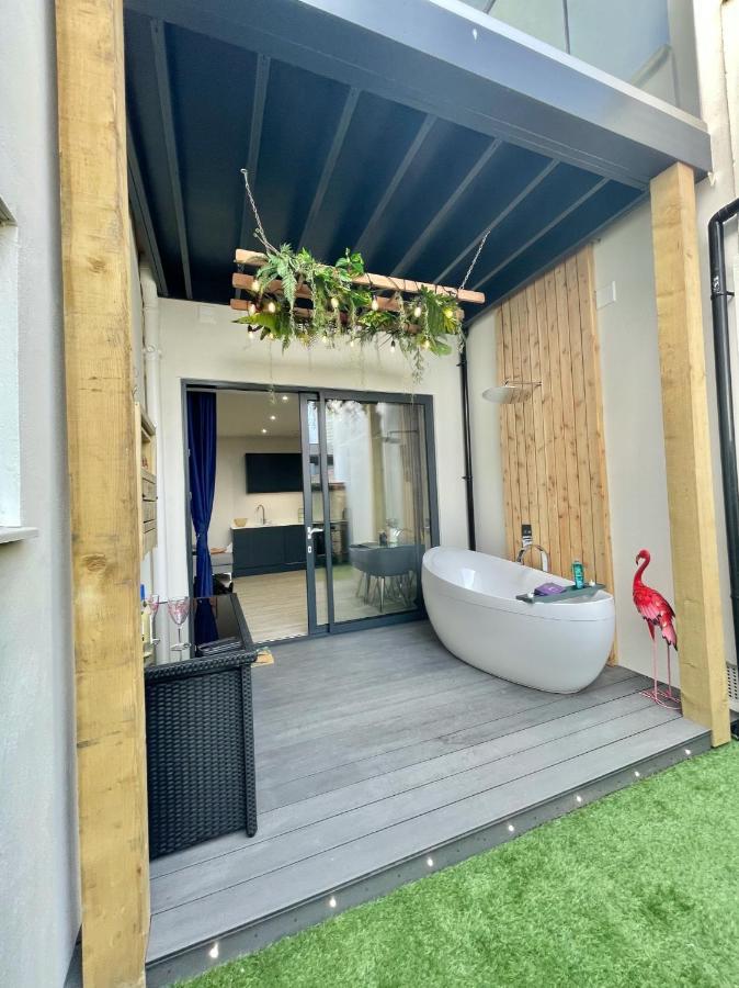 Coastline Retreats: Jungle-themed Seafront Garden Bournemouth