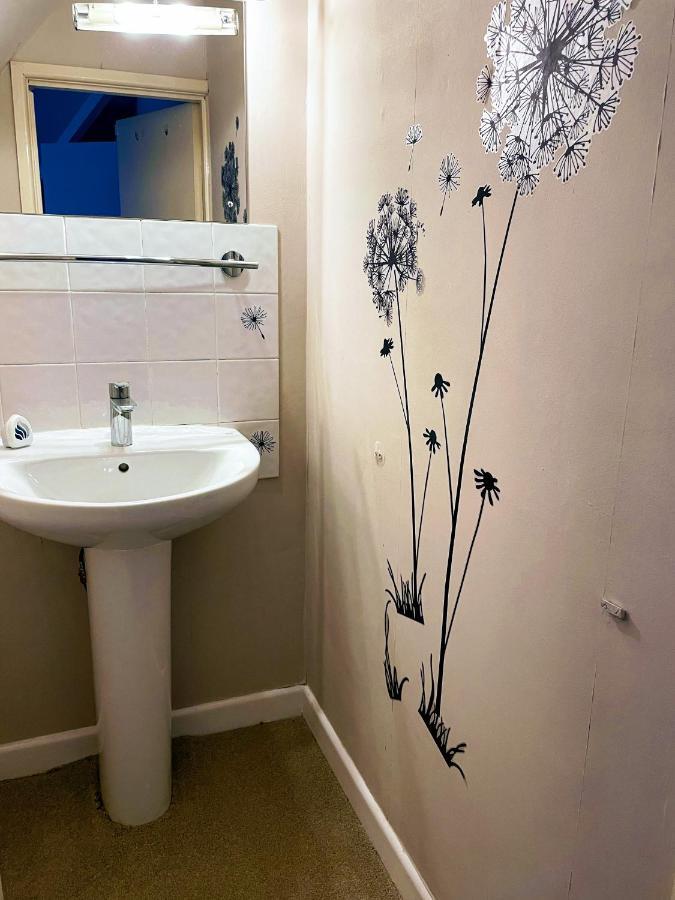 Lovely With Beautiful Large Garden, 5 Min To The By Car *