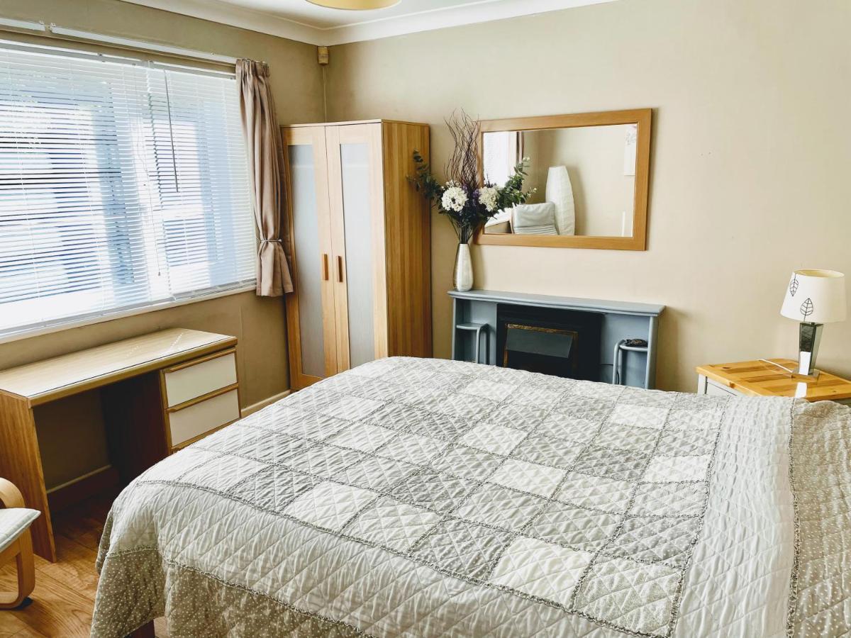 Lovely With Beautiful Large Garden, 5 Min To The By Car