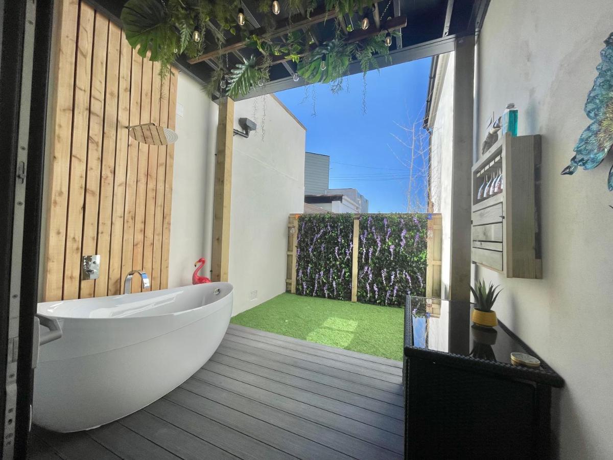 Coastline Retreats: Jungle-themed Seafront Garden *