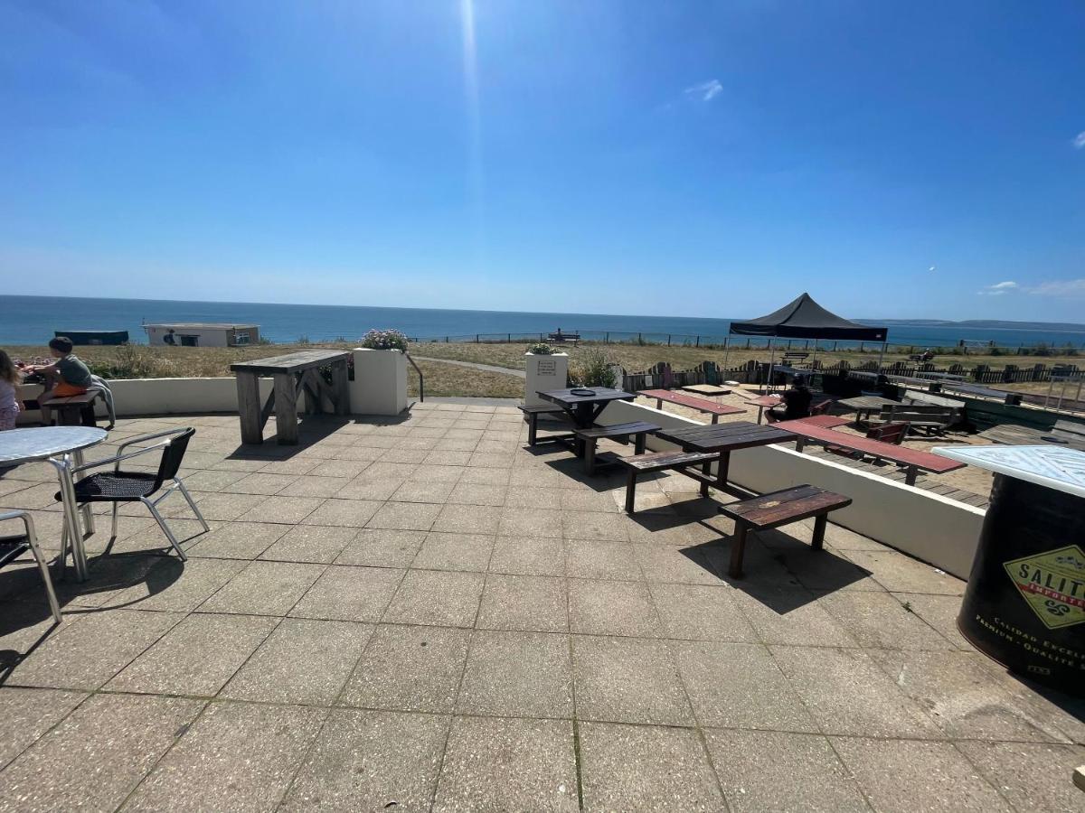 Coastline Retreats: Jungle-themed Seafront Garden Bournemouth