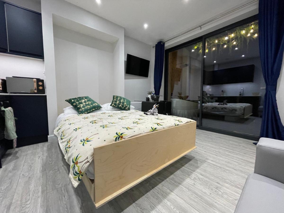 Coastline Retreats: Jungle-themed Seafront Garden Apartment *