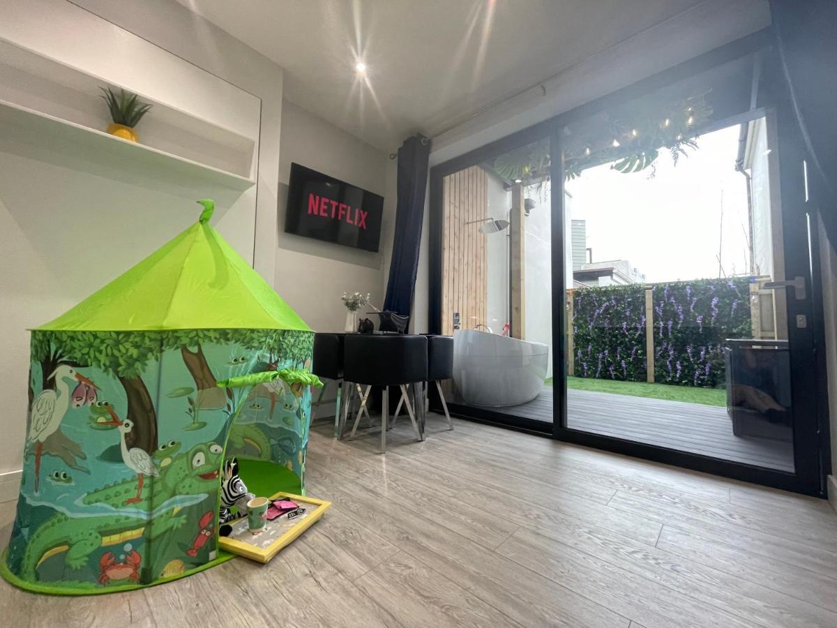 Apartment Coastline Retreats: Jungle-themed Seafront Garden Bournemouth