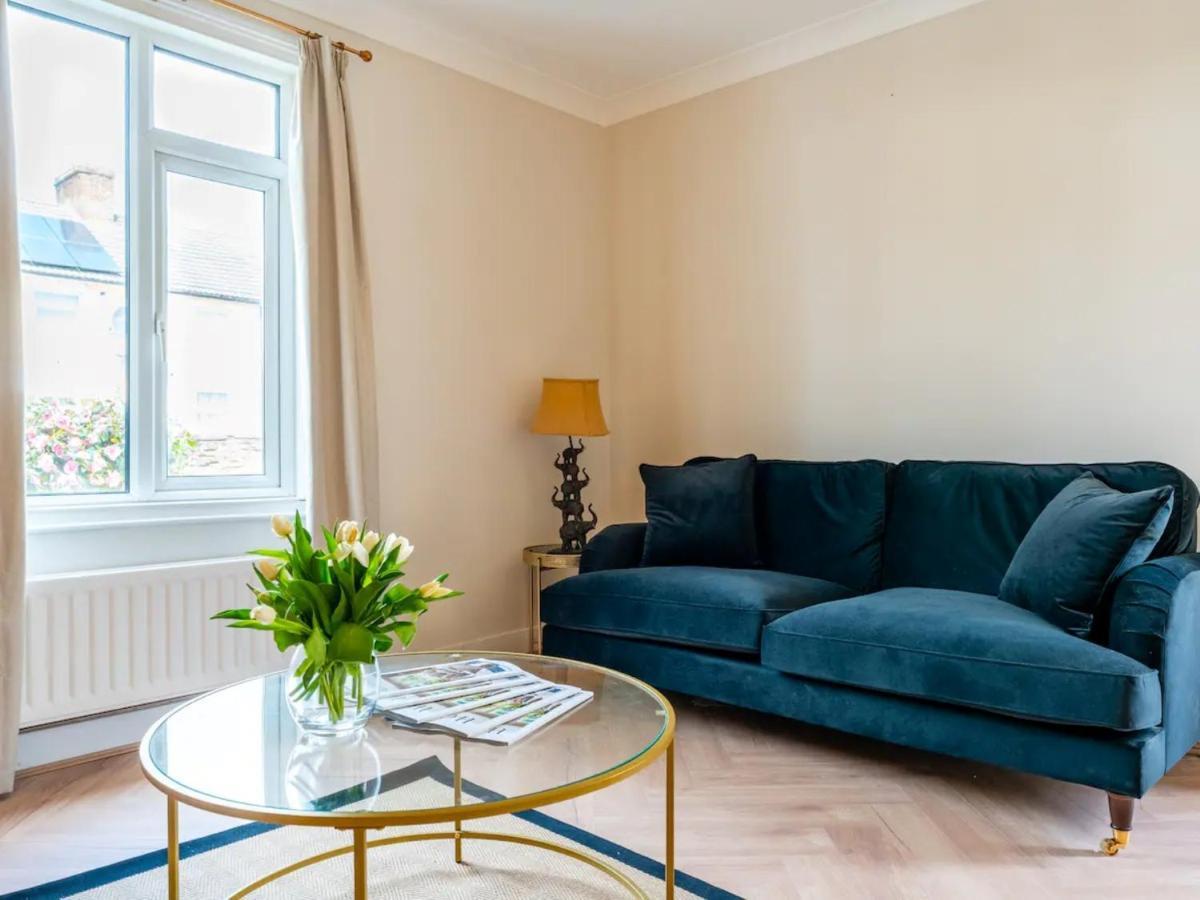 Holiday home Gorgeous Interior Designed 3 Bedroom - Newly Decorated - Free Parking - Ultrafast Wifi - Smart Tv - Netflix - Sleeps Up To 6! Close To Town Center & Poole & Sandbanks *