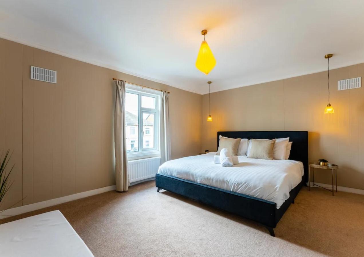 Gorgeous Interior Designed 3 Bedroom - Newly Decorated - Free Parking - Ultrafast Wifi - Smart Tv - Netflix - Sleeps Up To 6! Close To Town Center & Poole & Sandbanks *