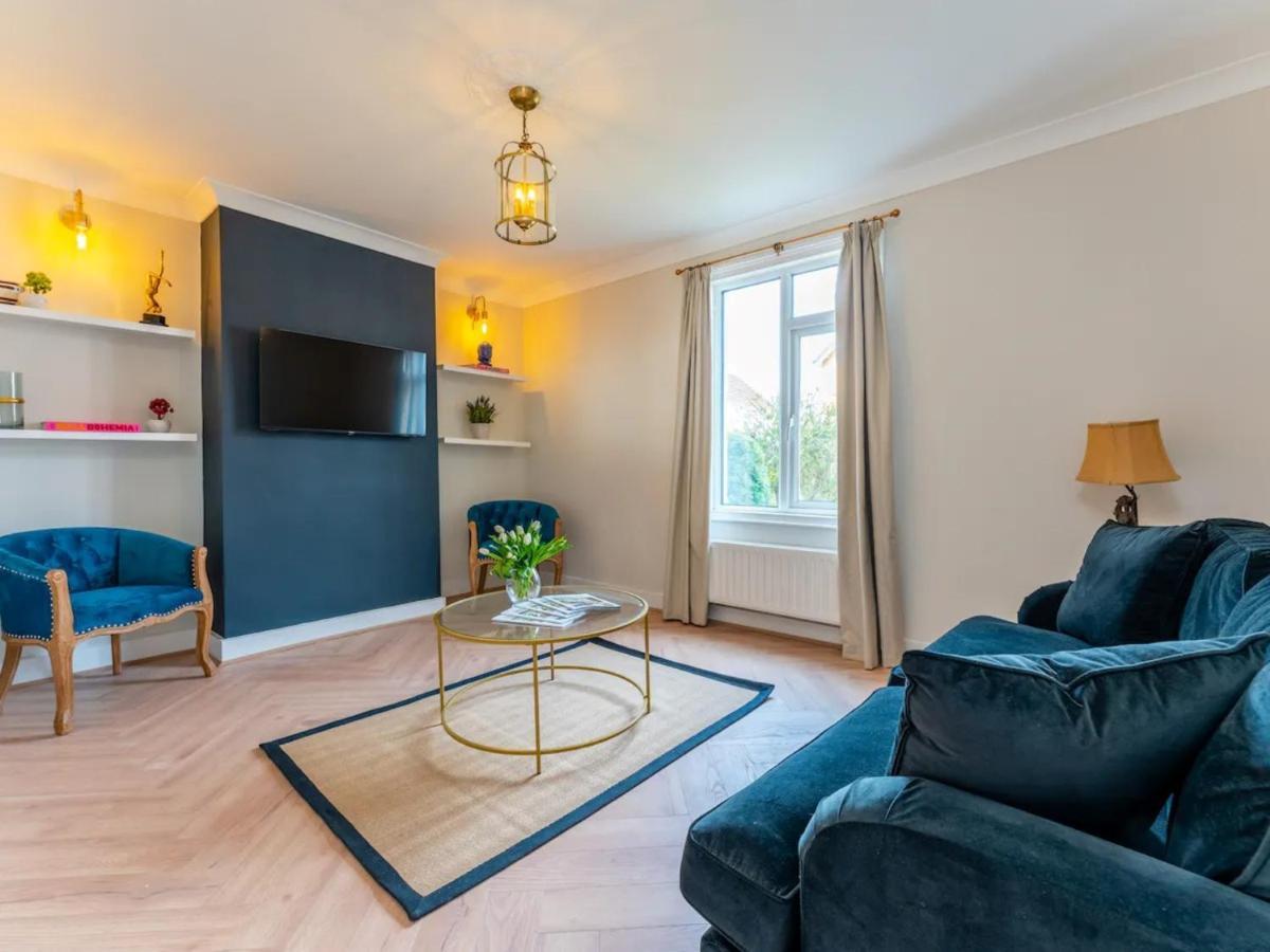 Holiday home Gorgeous Interior Designed 3 Bedroom - Newly Decorated - Free Parking - Ultrafast Wifi - Smart Tv - Netflix - Sleeps Up To 6! Close To Town Center & Poole & Sandbanks Bournemouth