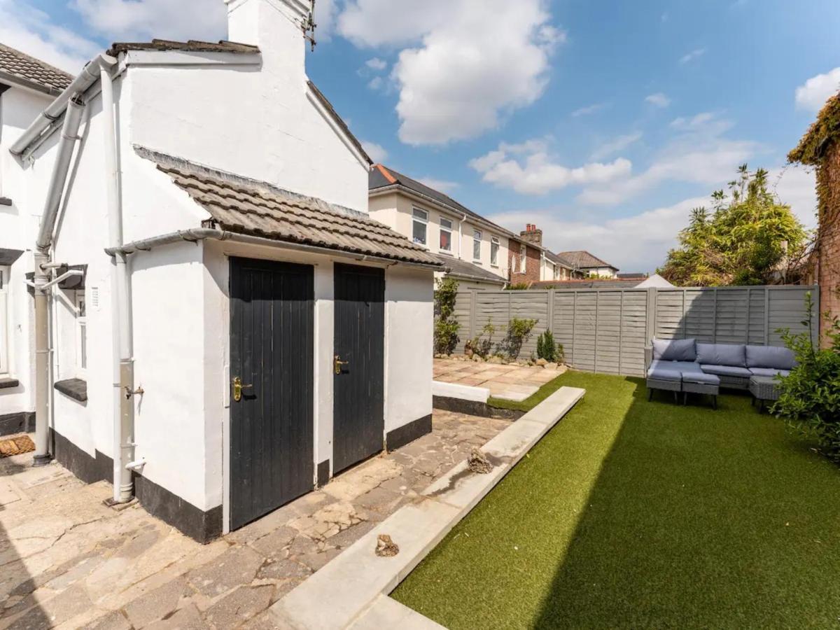 Holiday home Gorgeous Interior Designed 3 Bedroom - Newly Decorated - Free Parking - Ultrafast Wifi - Smart Tv - Netflix - Sleeps Up To 6! Close To Town Center & Poole & Sandbanks Bournemouth