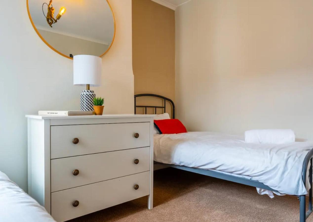Gorgeous Interior Designed 3 Bedroom - Newly Decorated - Free Parking - Ultrafast Wifi - Smart Tv - Netflix - Sleeps Up To 6! Close To Town Center & Poole & Sandbanks *