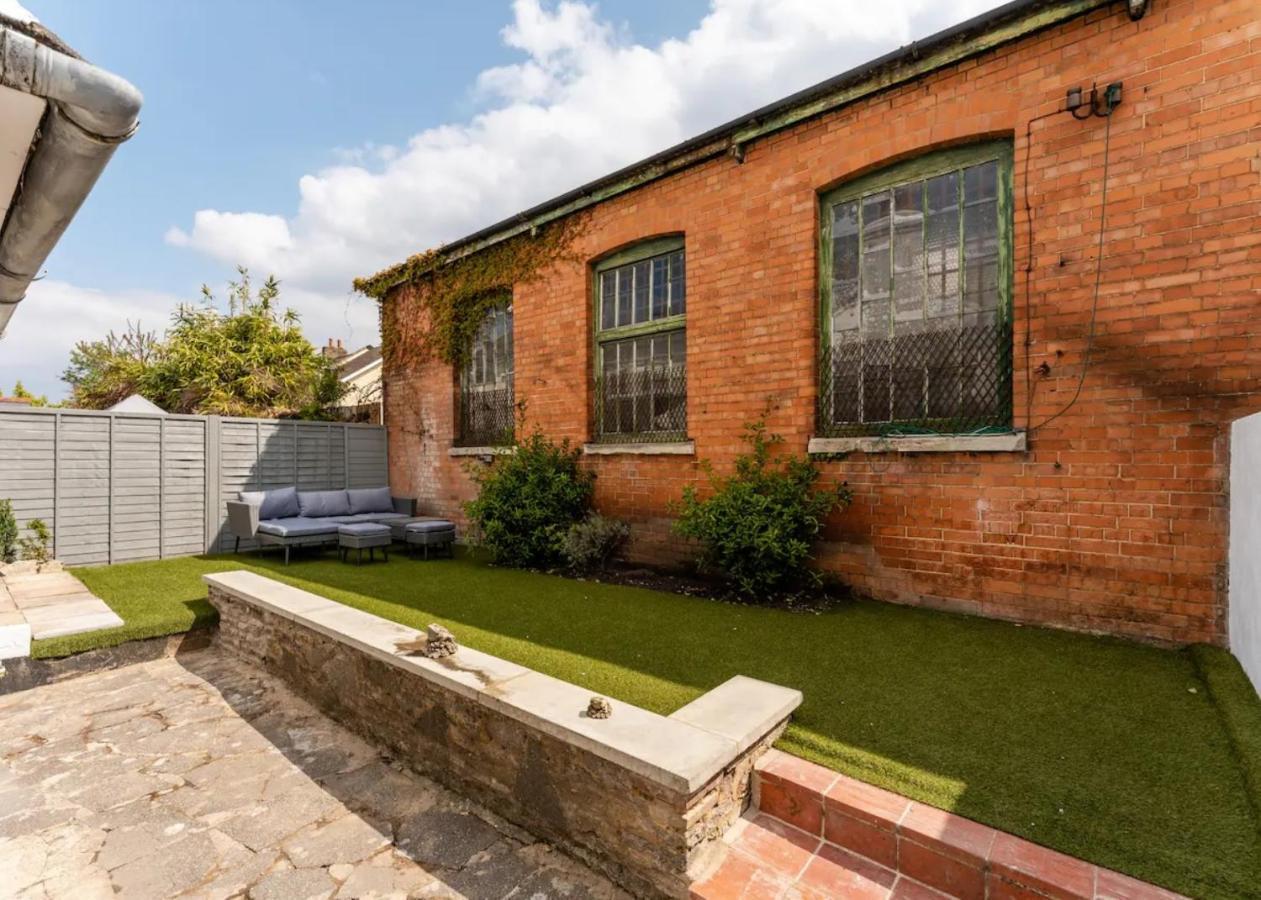 Gorgeous Interior Designed 3 Bedroom - Newly Decorated - Free Parking - Ultrafast Wifi - Smart Tv - Netflix - Sleeps Up To 6! Close To Town Center & Poole & Sandbanks *