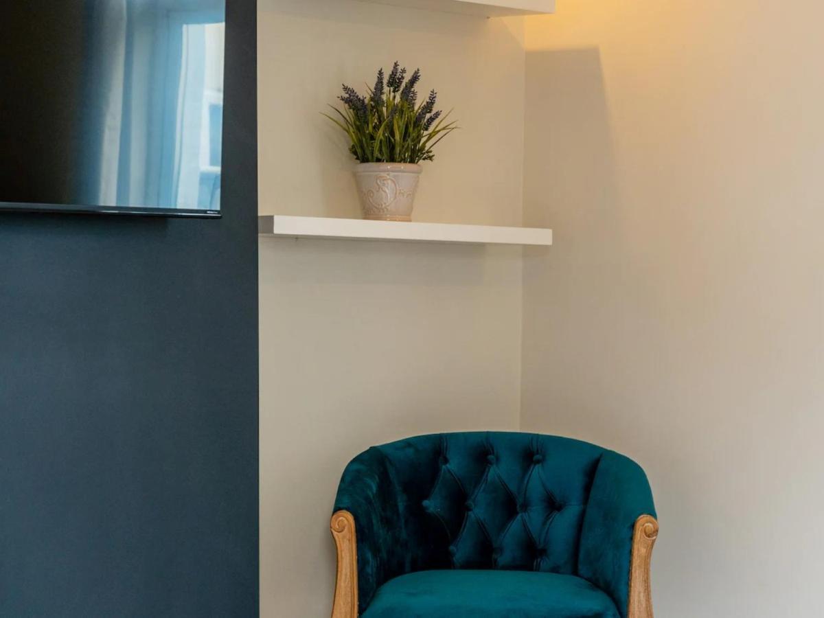 Holiday home Gorgeous Interior Designed 3 Bedroom - Newly Decorated - Free Parking - Ultrafast Wifi - Smart Tv - Netflix - Sleeps Up To 6! Close To Town Center & Poole & Sandbanks Bournemouth